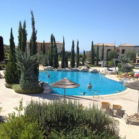 Theseus Village 2 Bed With Enviable Position On Communal Pool Διαμέρισμα